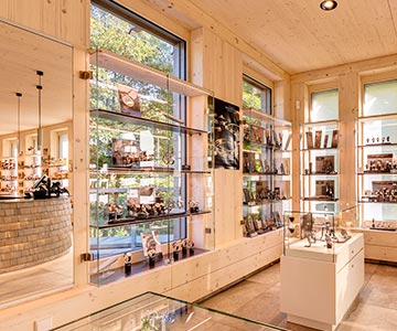 PROJEKT: Shop Hofgut Sternen - Innenarchitektur und Konzeption Ladeneinrichtung für hochwertiges Kunstgewerbe; Ausführung von Innenausbau, Schreinerarbeiten und Einrichtung - Bilder anschauen