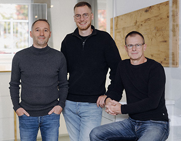 die Inhaber von arsinteria, Christoph Föhrenbach und Thomas Schuler, haben Jonas Ketterer (Mitte) in die Geschäftsleitung berufen