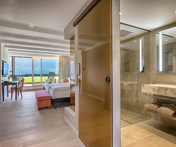 PROJEKT: Hotel - Innenarchitektur und Gesamtprojektleitung der technischen Sanierung und gestalterischen Neukonzeption von Bädern und Eingangsbereichen in 30 Hotelzimmern sowie Hotelfluren und Treppenhäusern innerhalb eines vorgegebenen Zeitrahmens. Ausführung von Innenausbau, Schreinerarbeiten sowie Einbau- und Badezimmermöbeln - Bilder anschauen