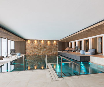 PROJEKT: Hotel Wellness - Innenarchitektur Neubau Wellnessbereich eines Hotels mit Innenschwimmbad. Ausführung von Innenausbau mit hoher Anforderung an die Raumakustik, Schreinerarbeiten, Möblierung und Einrichtung - Bilder anschauen