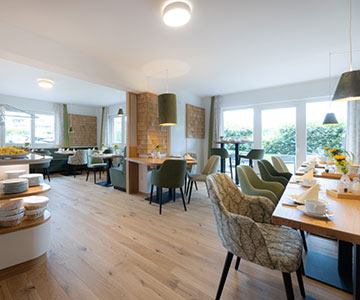 PROJEKT: Hotel - Innenarchitektur und Konzeption Buffetthekenanlage und Frühstücksraum; Ausführung und Umsetzung von Möbel- und Innenausbau - Bilder anschauen