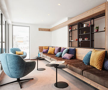 PROJEKT: Hotel Innenarchitektur zur Gestaltung einer Sitzlounge im Eingangsbereich eines Hotels. Ausführung von Innenausbau, Schreinerarbeiten und Möblierung - Bilder anschauen