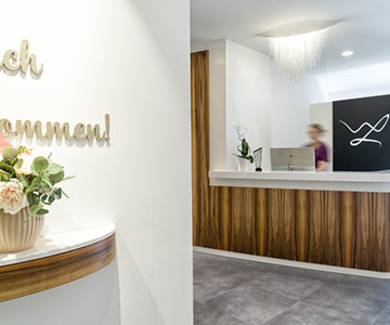 PROJEKT: Praxis Zahnmedizin - Innenarchitektur  und Konzeption Eingang-Empfang-Wartebereich, Backoffice, Patienten-WC,  Personalräume, Büros. Handwerkliche Ausführung von Innenausbau, Schreinerarbeiten,  Einrichtung und Trockenbau/Akustikdecke - Bilder anschauen