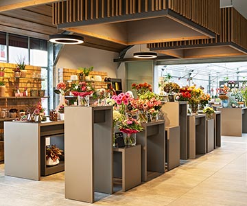 PROJEKT: Shop Floristik Blumengeschäft - Innenarchitektur und Konzeption Ladeneinrichtung für Blumen/Dekoartikel. Gesamtprojektleitung, Ausführung von Innenausbau, Schreinerarbeiten und Einrichtung - Bilder anschauen